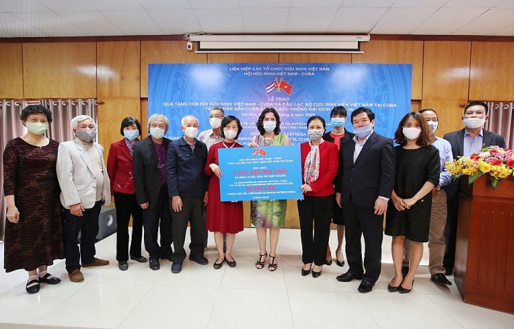 Hội Hữu nghị Việt Nam – Cuba trao vật tư y tế ủng hộ nhân dân Cuba chống dịch thông qua Đại sứ quán Cuba tại Việt Nam.