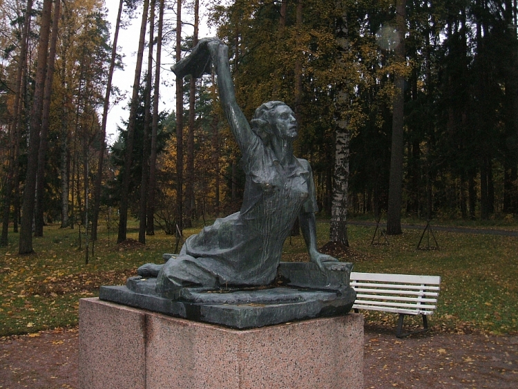 Tượng Raymonde Dien được đặt ở công viên tại Zelenogorsk (Nga).
