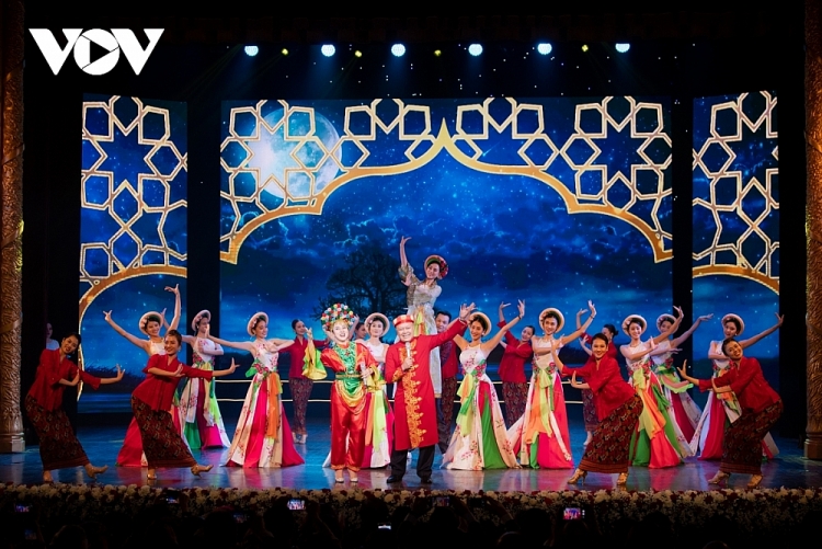 Màn song ca ấn tượng giữa Đại sứ Ibnu Hadi và ca sĩ Bảo Trâm cùng các nghệ sĩ múa Việt Nam và Indonesia.