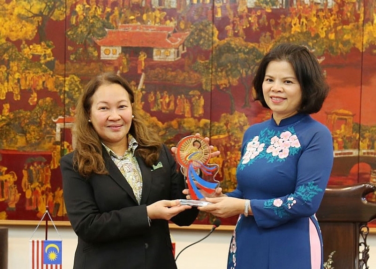 Chủ tịch UBND tỉnh Nguyễn Hương Giang tặng Biểu tượng văn hóa Quan Họ cho bà Đại sứ Malaysia tại Việt Nam. (Ảnh: Báo Bắc Ninh)