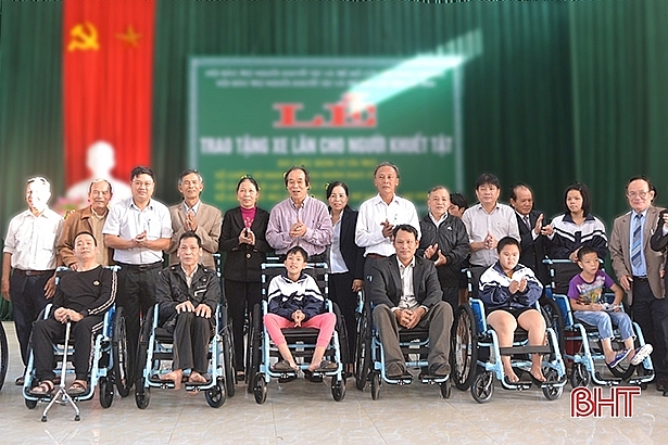 Lãnh đạo Hội Bảo trợ Người khuyết tật và Trẻ mồ côi Việt Nam cùng đại diện một số đơn vị trao xe lăn cho người khuyết tật Hà Tĩnh.