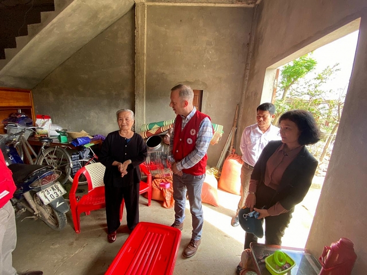 Đại sứ Anh thăm hỏi, tặng quà người dân vùng lũ tại Quảng Bình