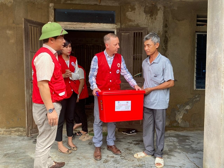 Đại sứ Anh Gareth Ward thăm hỏi một số gia đình bị ảnh hưởng nặng nề bởi lũ lụt tại Quảng Bình.