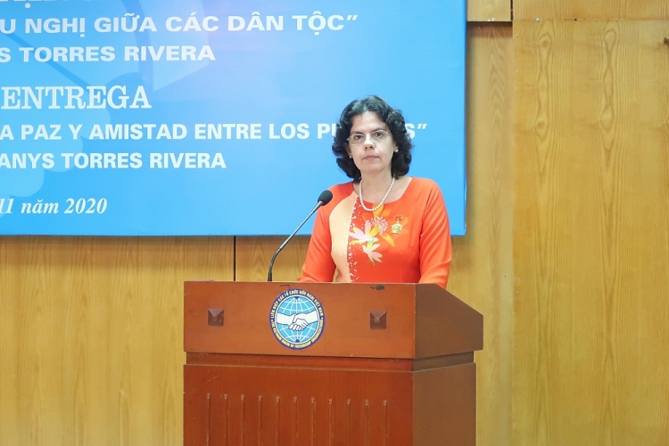 Trao tặng Đại sứ Cuba tại Việt Nam Kỷ niệm chương “Vì hoà bình, hữu nghị giữa các dân tộc”