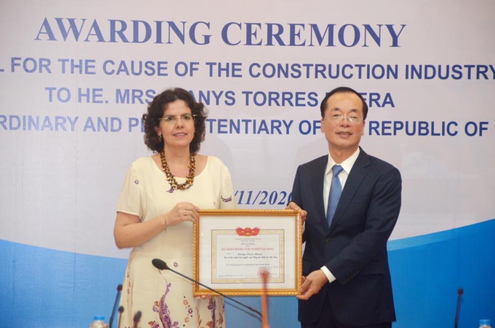 Bộ trưởng Phạm Hồng Hà trao tặng “Kỷ niệm chương vì sự nghiệp Xây dựng” cho Đại sứ Cuba Lianys Torres Rivera. 