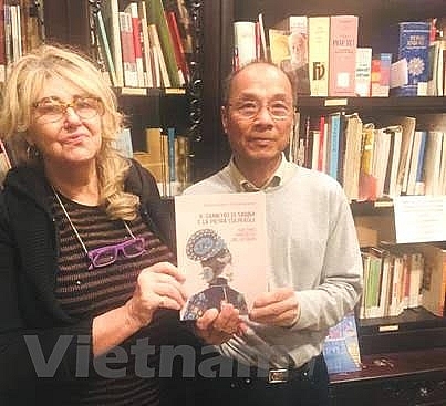 Tác giả cuốn sách, bà Sandra Scagliotti và ông Trần Doãn Trang. (Ảnh: Huy Thông/Vietnam+)