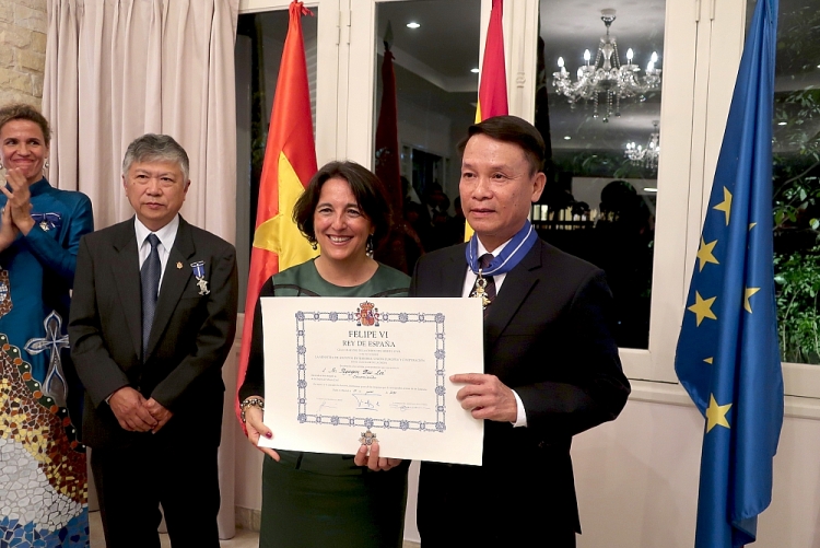 Ông Nguyễn Đức Lợi, Tổng giám đốc Thông tấn xã Việt Nam, Chủ tịch Hội Hữu nghị Việt Nam-Tây Ban Nha, đã vinh dự nhận Huân chương hạng Encomienda. 