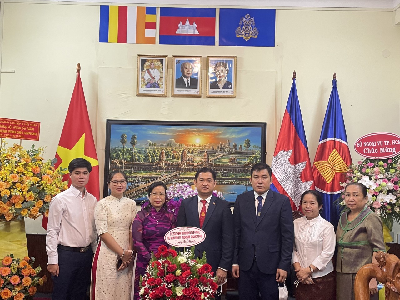 Bà Trần Thị Thu Thủy – Trưởng đại diện, Văn phòng đại diện phía Nam (VUFO) chúc mừng cán bộ, nhân viên Tổng lãnh sự quán Campuchia tại TPHCM