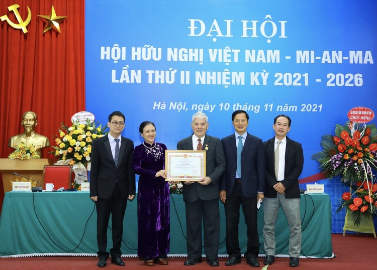 Đại sứ Nguyễn Phương Nga, Chủ tịch Liên hiệp các tổ chức hữu nghị Việt Nam trao tặng bằng khen cho tập thể Hội Hữu nghị Việt Nam-Myanmar