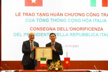 Trao Huân chương Công trạng Italy tặng Chủ tịch Hội hữu nghị Việt Nam - Italia Bùi Nhật Quang