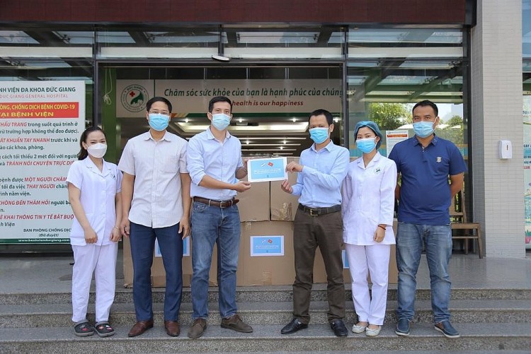 Đại sứ quán Israel tặng 10.000 khẩu trang y tế cho bệnh viện Đức Giang (Hà Nội).