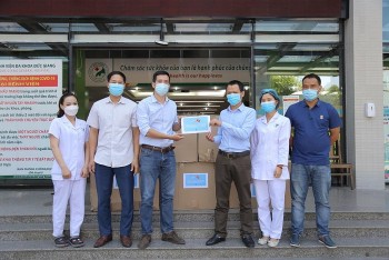 Đại sứ quán Israel tặng 10.000 khẩu trang y tế cho bệnh viện Đức Giang (Hà Nội)