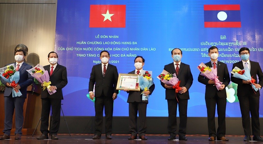 Đại học Đà Nẵng đón nhận Huân chương Lao động hạng ba của Chủ tịch nước CHDCND Lào