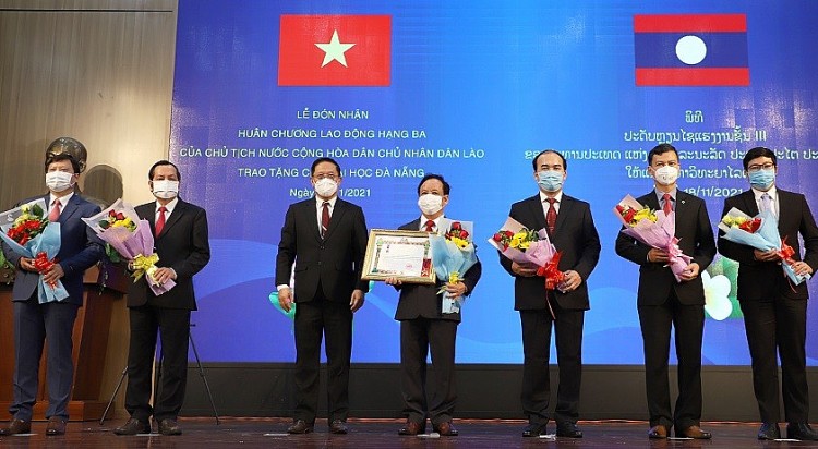 Thừa ủy nhiệm của Chủ tịch nước CHDCND Lào, Ngài Viengxay Phommachanh - Tổng lãnh sự Lào tại Đà Nẵng trao tặng Huân chương Lao động Hạng Ba của Lào cho ĐH Đà Nẵng.