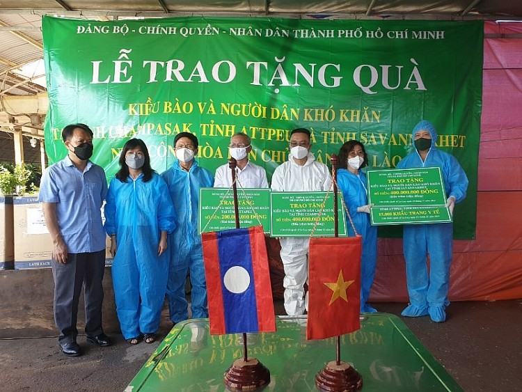 Ủy ban về Người Việt Nam ở nước ngoài TPHCM trao hỗ trợ tới kiều bào và người dân Lào có hoàn cảnh khó khăn tại cửa khẩu quốc tế La Lay (tỉnh Quảng Trị)