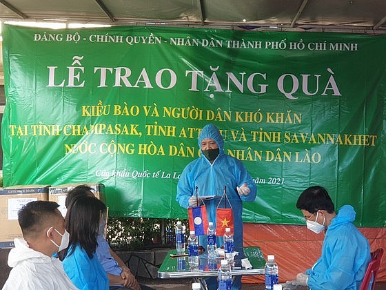 Chủ nhiệm Ủy ban về Người Việt Nam ở nước ngoài TPHCM Phùng Công Dũng phát biểu tại buổi trao tặng quà tới kiều bào và người dân Lào