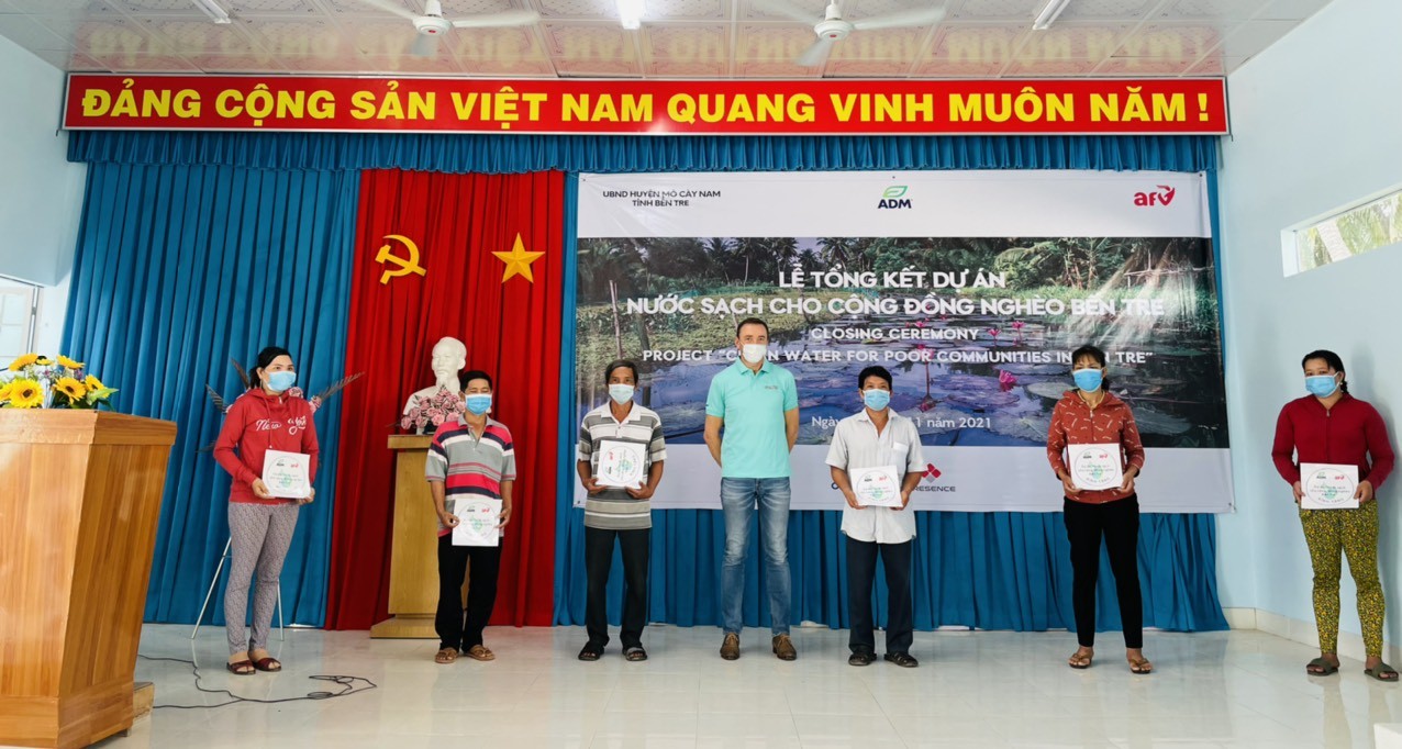 Các hộ gia đình đại diện cho 218 hộ hưởng lợi của 06 xã Tân Hội, Minh Đức, Tân Trung, Bình Khánh, An Định, Phước Hiệp (Bến Tre) nhận bồn chứa nước từ nhà tài trợ.