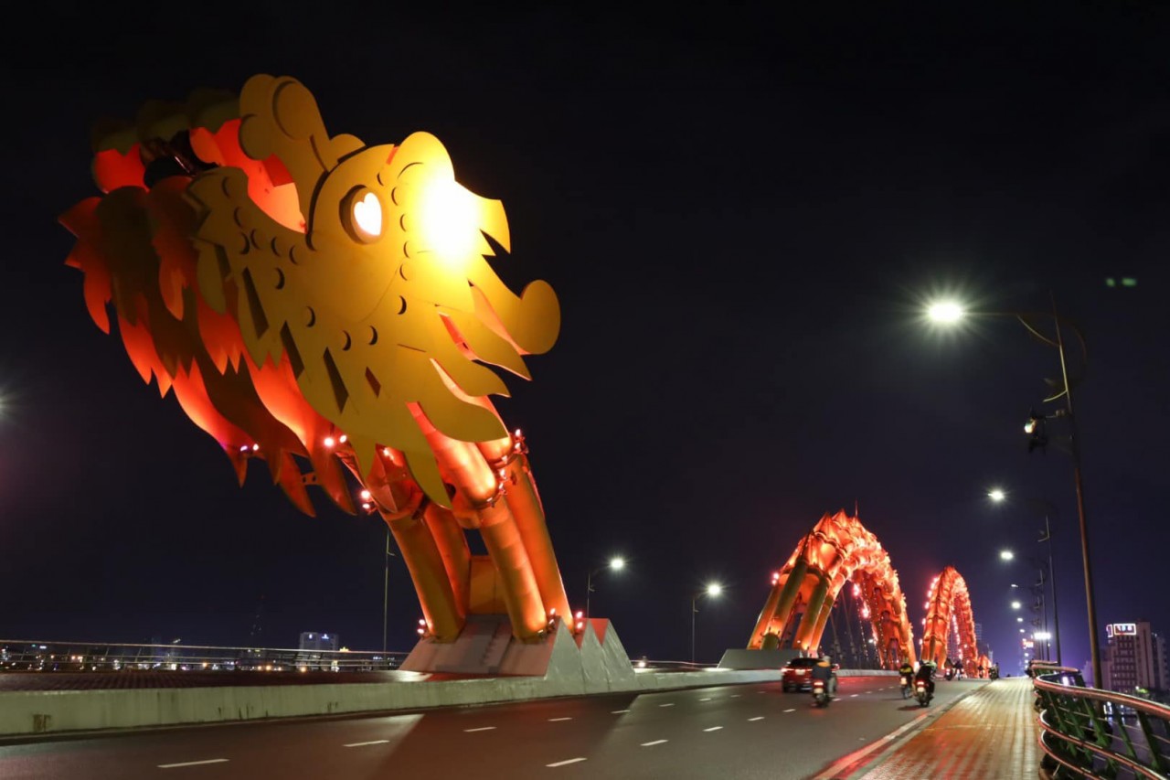 Cầu Rồng tại Đà Nẵng được thắp sáng màu cam.