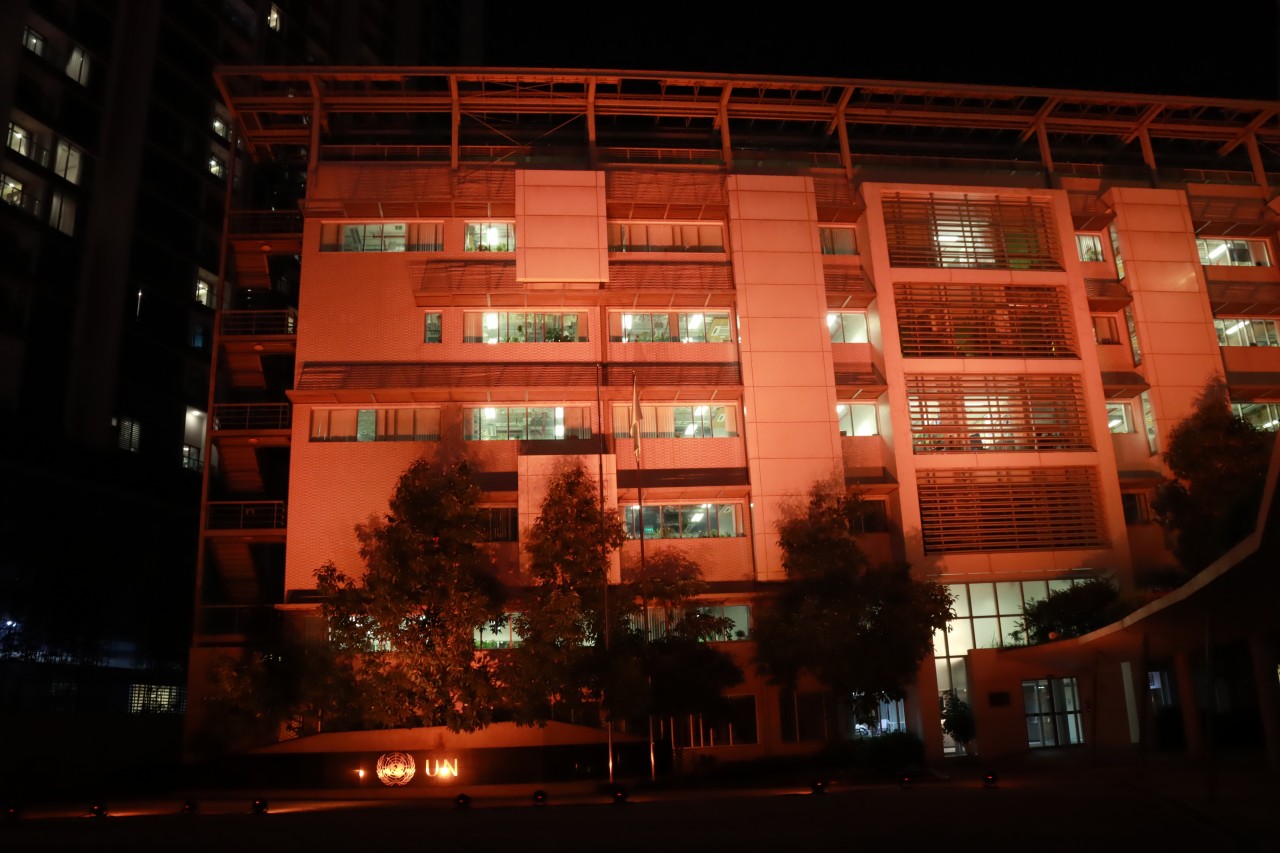 Ngôi nhà Xanh Liên hợp quốc (GOUNH) ở Hà Nội được thắp sáng màu cam.