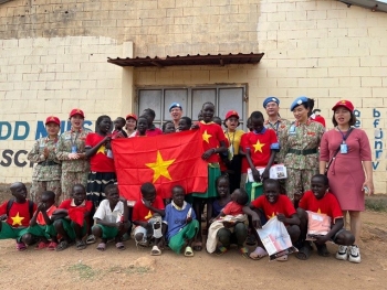 Phụ nữ và thanh niên Bệnh viện dã chiến Việt Nam thăm và tặng quà các trường học tại Nam Sudan