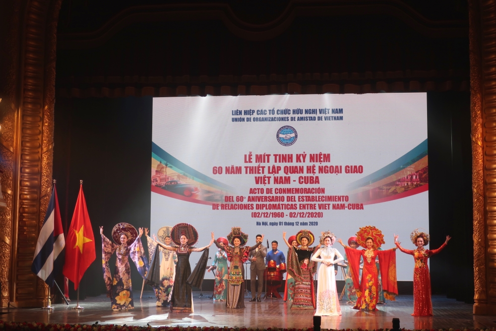 Chương trình văn nghệ chào mừng tại lễ mít tinh kỷ niệm 60 năm thiết lập quan hệ ngoại giao Việt Nam - Cuba. 