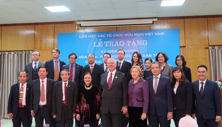 Trao kỷ niệm chương "Vì hoà bình, hữu nghị giữa các dân tộc" cho Đại sứ Nga tại Việt Nam