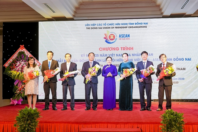 Chủ tịch Liên hiệp các tổ chức hữu nghị Việt Nam Nguyễn Phương Nga (giữa) và lãnh đạo tỉnh chúc mừng Ban Vận động thành lập Hội Hữu nghị Việt Nam - ASEAN tỉnh. 