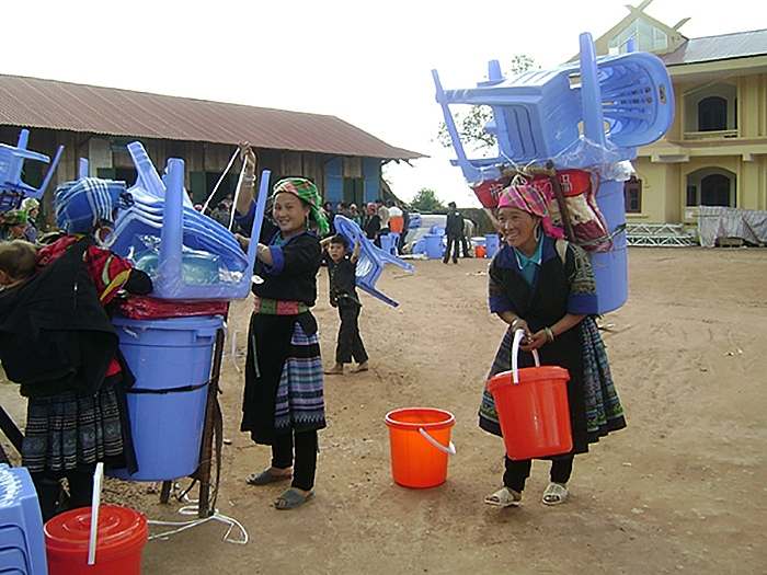 Hộ nghèo huyện Nậm Pồ (tỉnh Điện Biên) nhận chính sách hỗ trợ của Nhà nước.