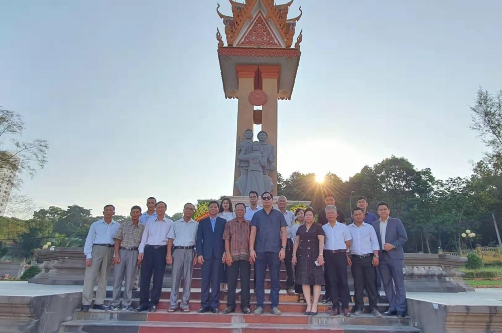 Đoàn Tổng Lãnh sự quán Việt Nam và cộng đồng người Việt tại tỉnh Preah Sihanouk, Campuchia đã đến đặt vòng hoa tại Đài hữu nghị Campuchia – Việt Nam tỉnh Preah Sihanouk năm 2019.