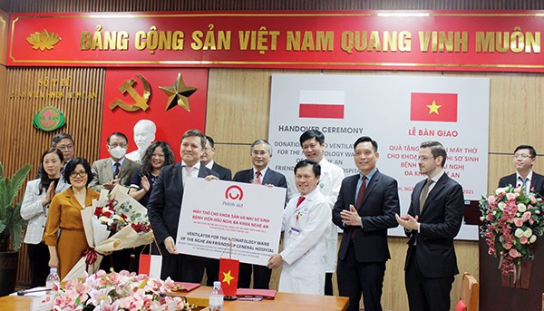 Đại sứ Ba Lan tại Việt Nam trao tặng 2 máy thở cho Bệnh viện Hữu nghị Đa khoa tỉnh Nghệ An. 