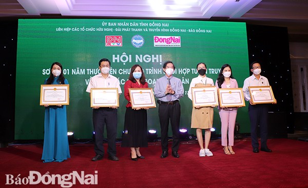Chủ tịch Liên hiệp các tổ chức hữu nghị Nguyễn Thành Trí trao giấy khen cho các tập thể, cá nhân có thành tích trong công tác thông tin đối ngoại năm 2021