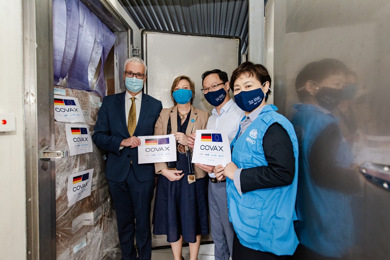 Đại sứ Đức tại Việt Nam Guido Hildner (ngoài cùng, bên trái) tham gia lễ đón lô vaccine để hỗ trợ Việt Nam chống dịch (Ảnh: Đại sứ quán Đức).