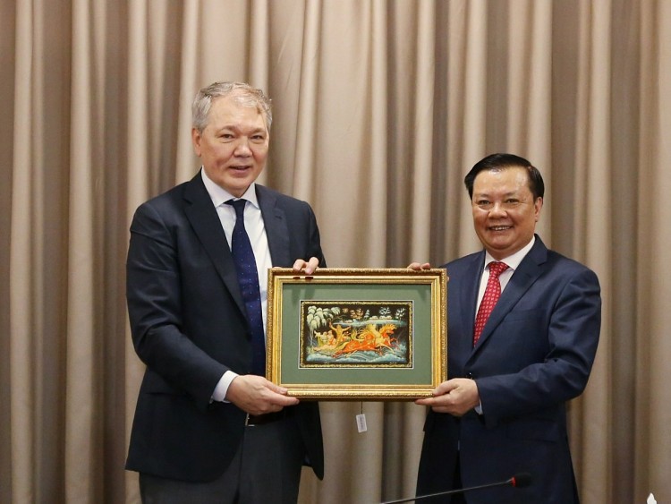 Bí thư Thành ủy Hà Nội Đinh Tiến Dũng và Phó Chủ tịch Đảng Cộng sản Liên bang Nga L.Kalashnikov tại buổi tiếp.