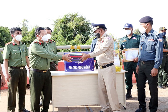 Đại tá Nguyễn Hiệp Sơn trao kinh phí tặng lực lượng vũ trang các tỉnh Vương quốc Campuchia.