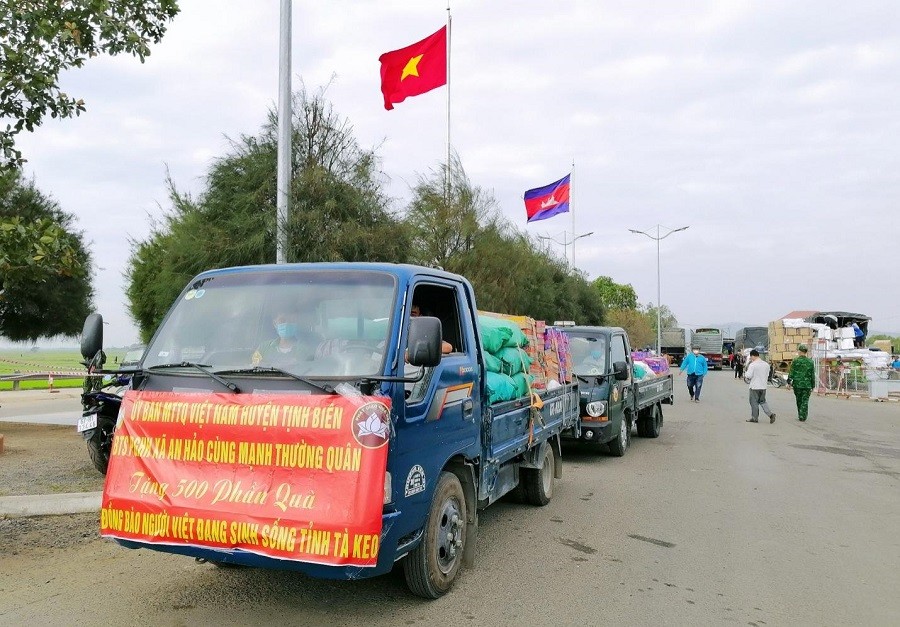 Những phần quà nghĩa tình gửi đến kiều bào Việt Nam đang sinh sống tại tỉnh Tà Keo (Vương quốc Campuchia). (Ảnh: Báo An Giang)