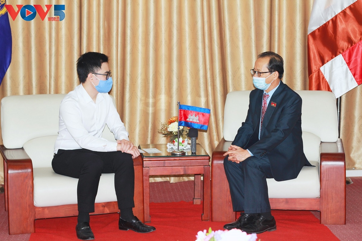 Đại sứ Chay Navuth trả lời phỏng vấn phóng viên VOV.
