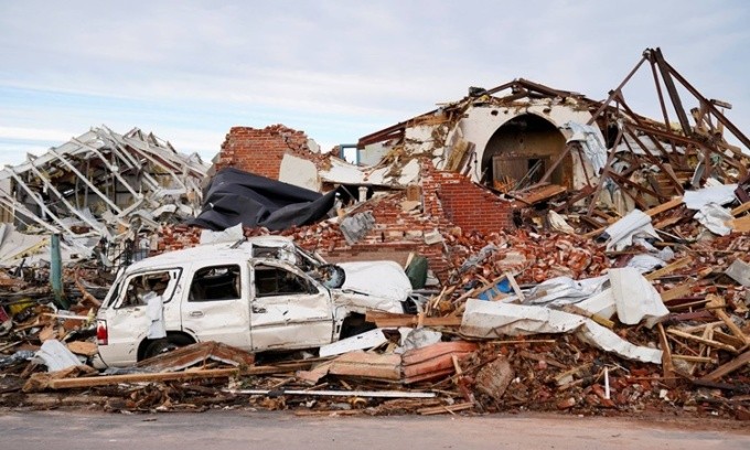 Nhiều ngôi nhà bị đổ sập sau khi lốc xoáy quét qua thành phố Mayfield, bang Kentucky, ngày 10/12. (Ảnh: Reuters)