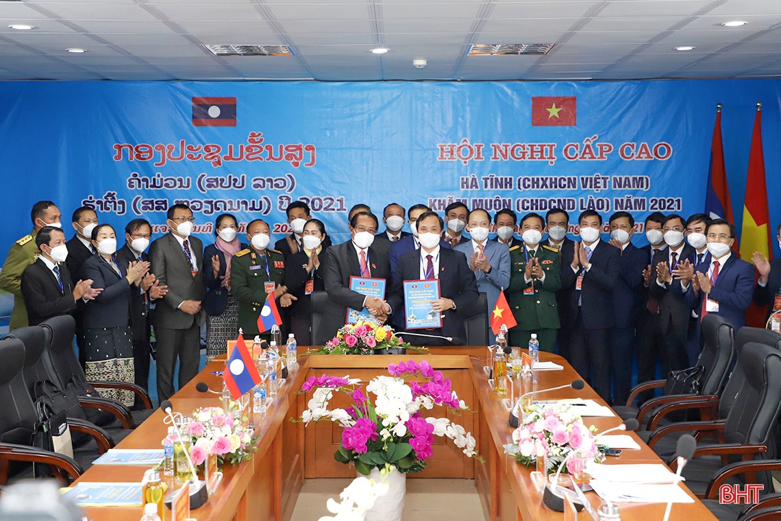 Lãnh đạo hai tỉnh Hà Tĩnh và Bôlykhămxay trao biên bản ghi nhớ hợp tác năm 2022.