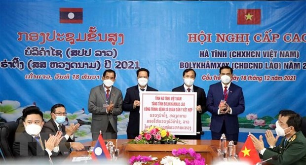 Lãnh đạo tỉnh Hà Tĩnh trao biểu trưng hỗ trợ 8,2 tỷ đồng xây dựng Bệnh xá quân dân kết hợp cho tỉnh trưởng Bolikhamsai. (Ảnh: Công Tường/TTXVN)