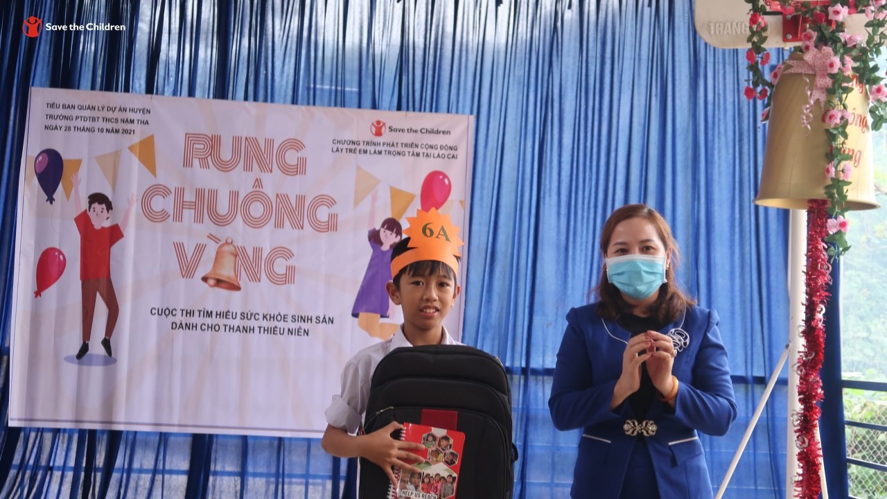 Tiết học trải nghiệm Rung Chuông Vàng là chuỗi hoạt động nằm trong hợp phần Phát triển thanh thiếu niên của chương trình Phát triển Cộng đồng lấy Trẻ em làm trọng tâm tại tỉnh Lào Cai. (Ảnh: Save the Children in Vietnam)