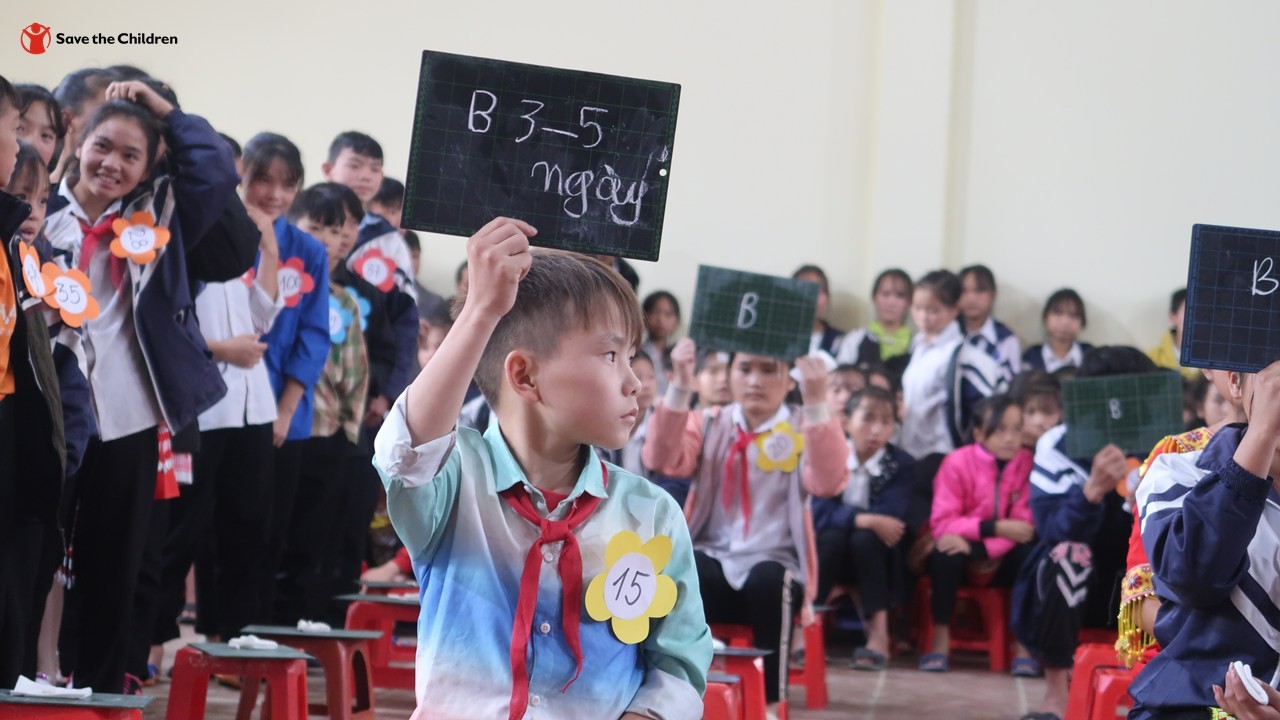Các em học sinh hào hứng tham gia tiết học trải nghiệm Rung Chuông Vàng với chủ đề “Tuổi vị thành niên đồng hành cùng với kiến thức về Sức khỏe sinh sản”. (Ảnh: Save the Children in Vietnam)