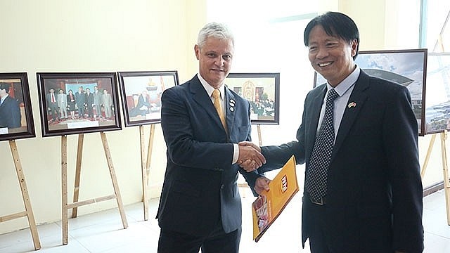 Chủ tịch Hội Hữu nghị và Hợp tác Việt Nam – Brazil Nguyễn Văn Lạng trao đổi với doanh nghiệp đến từ Brazil bên lề Tọa đàm Doanh nghiệp Việt Nam – Brazil tháng 5/2019. (Ảnh: NVCC)