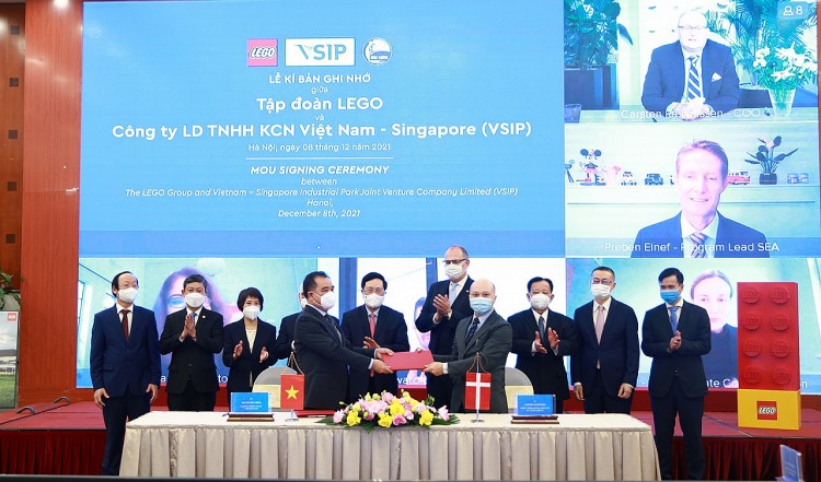 Tập đoàn LEGO đã có buổi ký kết Biên bản ghi nhớ hợp tác với Công ty Liên doanh TNHH Khu Công nghiệp Việt Nam-Singapore (VSIP) để xây dựng một nhà máy mới tại tỉnh Bình Dương