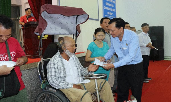 Hội Chữ thập đỏ TP.Hồ Chí Minh trao quà cho người khuyết tật tại quận Bình Tân.