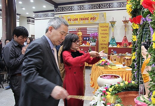 Hỗ trợ các hoạt động tôn giáo gắn với việc giữ gìn và phát huy văn hóa dân tộc cho kiều bào