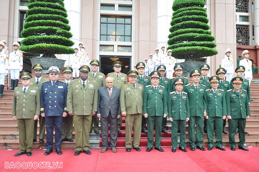 Đại diện Tổng Cục Chính trị Quân đội Nhân dân Việt Nam và Các Lực lượng vũ trang cách mạng Cuba. (Ảnh: Minh Quân)