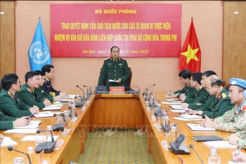 Trao quyết định cho các sĩ quan đi thực hiện nhiệm vụ gìn giữ hòa bình LHQ