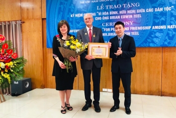 Ông Brian Edwin Teel nhận kỉ niệm chương của VUFO vì đóng góp cho ngành y tế và giáo dục tại Việt Nam.    