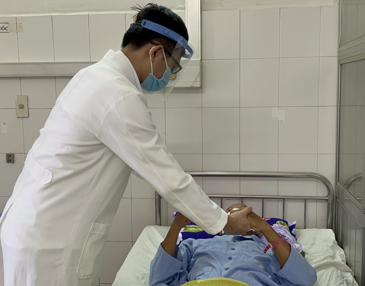 Cần Thơ: Phẫu thuật cứu sống bệnh nhân tự đóng đinh vào đầu