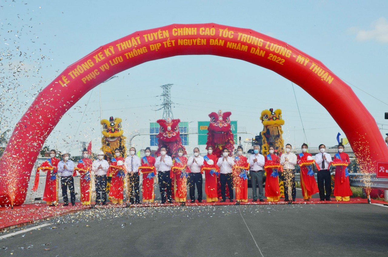 Chủ tịch nước Nguyễn Xuân Phúc dự lễ thông xe kỹ thuật tuyến chính cao tốc Trung Lương - Mỹ Thuận